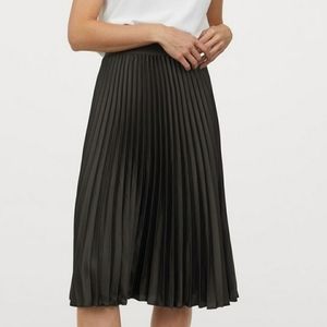 🎀H&M🎀 Green satin pleated skirt